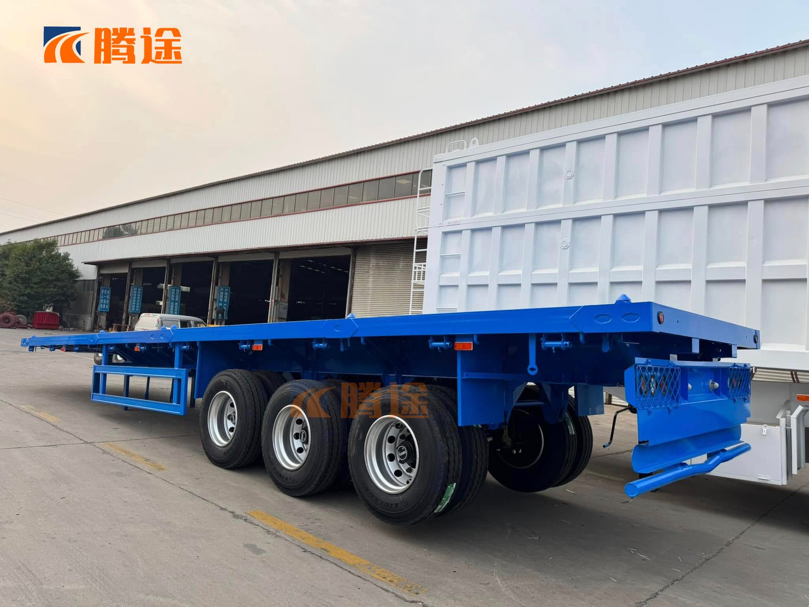 2-Axle Semi-Trailer - 3-Axle Flatbed Semi-Trailer — Rated Payload - 50–60 Tons - Tengtu Second-hand Truck